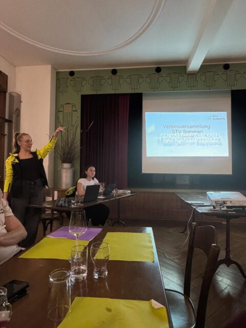 Unsere diesjährige Vereinsversammlung liegt bereits wieder hinter uns – ein gelungener Abend mit spannenden Informationen, guten Gesprächen und schönen Momenten. ✨Gemeinsam haben wir auf das vergangene Vereinsjahr zurückgeblickt und einen Ausblick auf die kommenden Highlights erhalten, darunter die Turnunterhaltung und das Turnfest.🥳😍
Natürlich durften auch Ehrungen nicht fehlen: Ein besonders grosser Dank ging an Vivian Keller, die nach vielen Jahren als J+S-Coach und engagierter Vorstandstätigkeit aus dem Vorstand zurücktritt. 🙏🏼Ebenfalls geehrt wurden die fleissigsten TurnerInnen sowie Nicolas Fleischmann und Sandra Rüedi, die nach 15 Jahren im Turnverein zu Freimitgliedern ernannt wurden.💪🏻
Wir freuen uns auf das neue Vereinsjahr mit vielen sportlichen Erlebnissen und gemeinsamen Anlässen.💛🖤
Die Versammlung durften wir einmal mehr in der Linde Sommeri durchführen, wo wir bestens verköstigt wurden. Vielen Dank für die Gastfreundschaft!🙏🏼🍻
#vv#allejahrewieder#diskussion#zukunft#stvsommeri