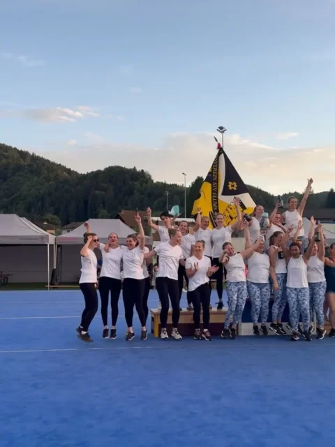 Was für äs Fest!🤩
Am Tannzapfecup hend mir en erfolgriiche Tag dörfe fiirä! sGymnastik, wie au sTeam Aerobic het ihri Saison chöne starte und zeige, a wa sie fliissig gschaffet hend.💪🏻 sNiveau isch höch gsi, umso stolzer sind mir uf folgendi Resultat:

- 2. Rang Team Aerobic 35+ mit 9.48 🥈 🤩
- ⁠4. Rang Team Aerobic Aktiv mit 9.77🤩
- ⁠9. Rang Gymnastik Rasen o.H. mit 9.3🤩

Nochem erfolgriiche Tag, isch au sFestä nöd zchurz choo!😉🥳🤘🏻
Mir freued üs jetzt scho uf nöchst Samstig, wenns a dä TGM wieder heisst: ÄÄÄL BANDIII

#tannzapfe#wasfürentag#aerobic#gymnastik#stvsommeri